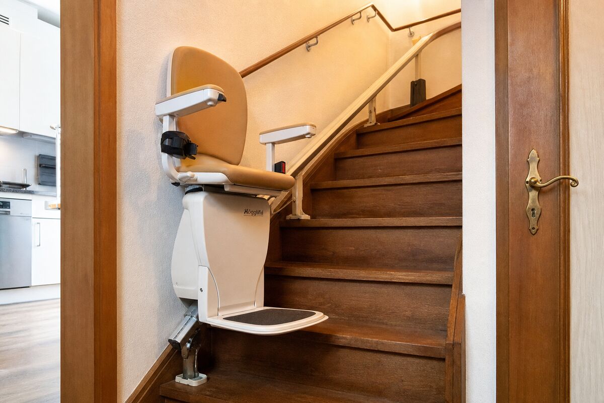 Stehlift für enge Treppen